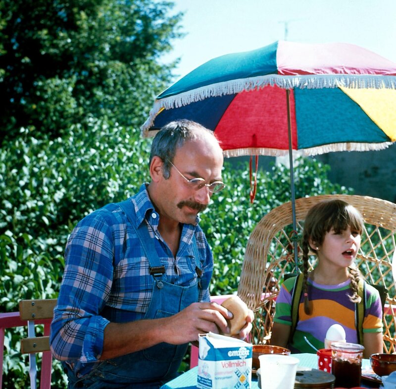 Peter Lustig (l.) beim Frühstück mit Silke (Julia Martineck, r.). – Bild: ZDF