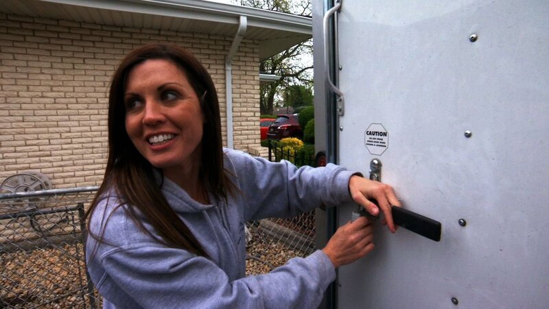 Jennifer muss sich zusammenreißen, um sich bei der Ablieferung der Simpsons-Couch nicht zu übergeben. – Bild: CI POLSAT