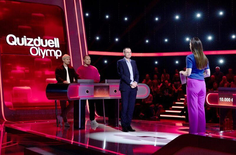 Moderatorin Esther Sedlaczek (r.) mit den Kandidaten des Teams „Wolter“: Dennis Wolter (l.) und Benjamin Wolter (2.v.l.), sowie dem Quiz-Profi Thorsten Zirkel (M.). – Bild: ARD/​Uwe Ernst