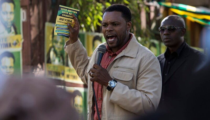 Der Favorit im lokalen Wahlkampf: Bernie Mewiya (Tumisho Masha). – Bild: ARD Degeto/​Yellow Bird