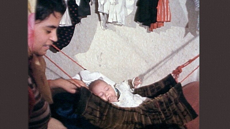 Eine junge Frau, die sich um ein Baby kümmert. – Bild: ORF/​PATRICE FUCHS