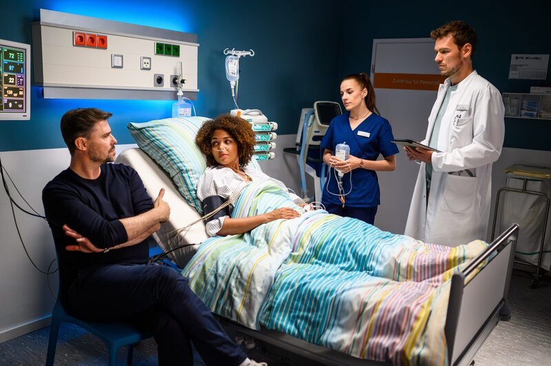 Von links: Stephan Kaiser (Maximilian Claus), Xenia Kaiser (Iris Ried), Sofia Abbas (Kiara Brunken), Dr. Julius Walden (Constantin Lücke) – Bild: ZDF