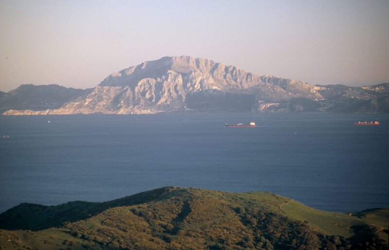 An der Südspitze Spaniens, da wo sich Europa und Afrika beinahe berühren, wo sich die Wassermassen des Atlantiks mit denen des Mittelmeeres mischen, liegt die Straße von Gibraltar. – Bild: BR/Walter Sigl An der Südspitze Spaniens, da wo sich Europa und Afrika beinahe berühren, wo sich die Wassermassen des Atlantiks mit denen des Mittelmeeres mischen, liegt die Straße von Gibraltar. – Bild: BR/Walter Sigl