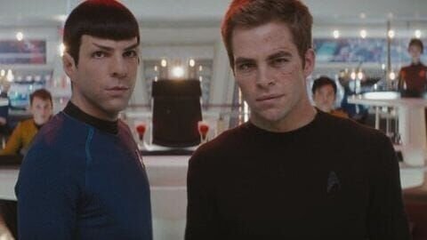 L-R: Spock (Zachary Quinto) und Kirk (Chris Pine) – Bild: port.hu L-R: Spock (Zachary Quinto) und Kirk (Chris Pine) – Bild: port.hu