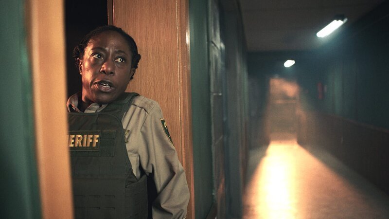 Tabby (Nikki Amuka-Bird) ist in großer Gefahr: Gefährliche Kriminelle haben sich einen Weg ins Innere der Polizeistation verschafft. – Bild: ZDF/copyright: Jericho Films limited Tabby (Nikki Amuka-Bird) ist in großer Gefahr: Gefährliche Kriminelle haben sich einen Weg ins Innere der Polizeistation verschafft. – Bild: ZDF/copyright: Jericho Films limited