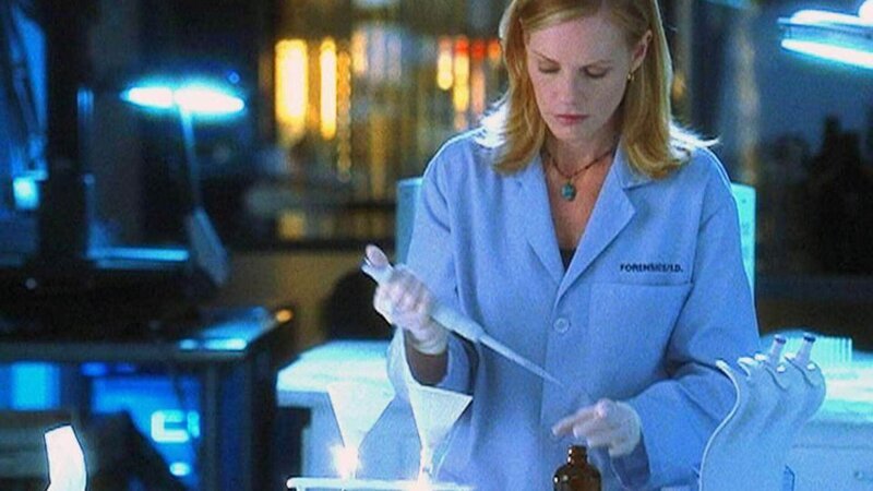 Im Labor untersucht Catherine (Marg Helgenberger) den Tabak einer am Tatort gefundenen kubanischen Zigarre. – Bild: TVNOW /​ CBS