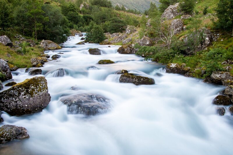 Das Wasser der norwegischen Gletscher wird durch unzählige Bäche und Flüsse entwässert. – Bild: NDR Naturfilm /​ Doclights /​ Sebastian Bluhm /​ Andreas Pump