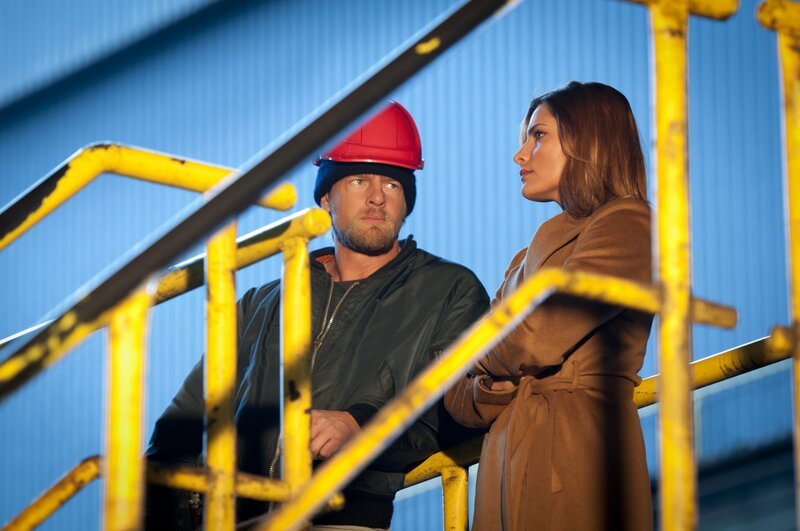 Motiv, Gelegenheit und Tatwaffe – alles da, aber ist Sonia von Baranki (Sophia Thomalla, r.) auch eine Mörderin? Schon bald bringt Mick (Henning Baum, l.) Licht ins Dunkle … – Bild: SAT.1 /​ Martin Rottenkolber