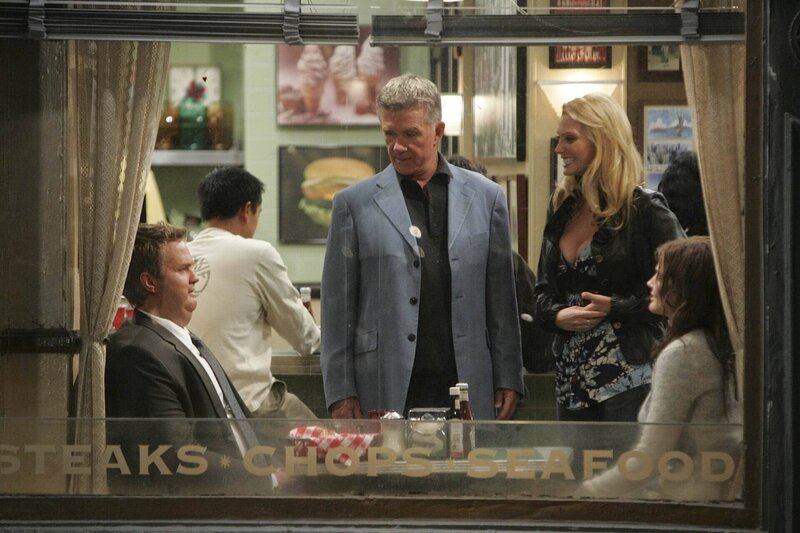 Ted, Marshall und Lily wollen Barney (Neil Patrick Harris, l.) und Robin (Cobie Smulders, r.) auseinanderbringen, da sie sich ununterbrochen streiten, und hoffen dabei auf die Hilfe von Alan Thicke (Alan Thicke, 2.v.l.) und Meg (April Bowlby, 2.v.r.) … – Bild: 20th Century Fox International Television Lizenzbild frei