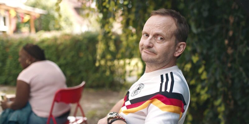 Andi (Milan Peschel) missfällt, dass er beim Public Viewing in Theos Garten fast der einzige Weiße ist. – Bild: ZDF und Max Preiss