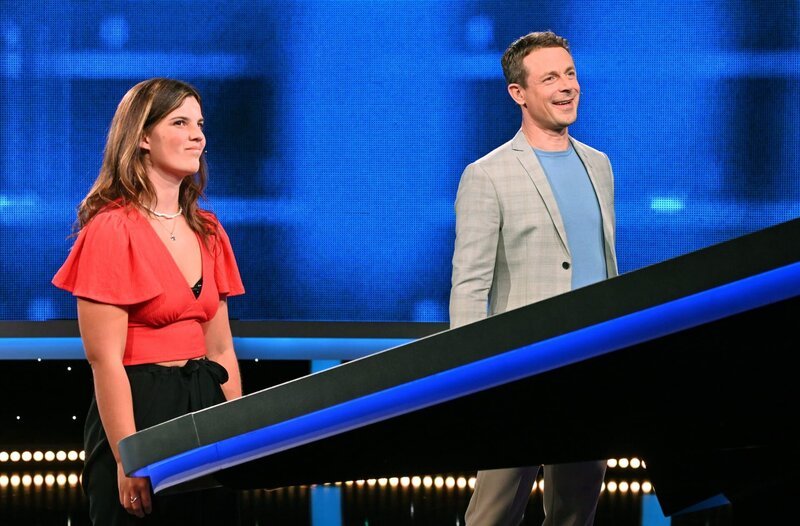 Moderator Alexander Bommes mit der Kandidatin Nina Schmitt. – Bild: ARD/​Uwe Ernst