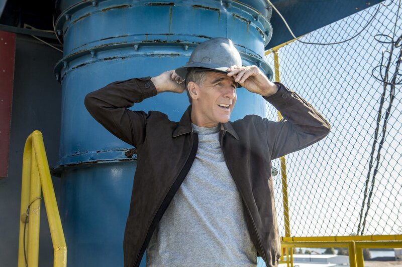 Während Sebastian sich beim NCIS Special Agent Training verausgabt, ermittelt Pride (Scott Bakula) im Mordfall von Nilson, dessen lebloser Körper kurz zuvor aus dem Wasser gefischt wurde … – Bild: ProSiebenSat.1 Media SE