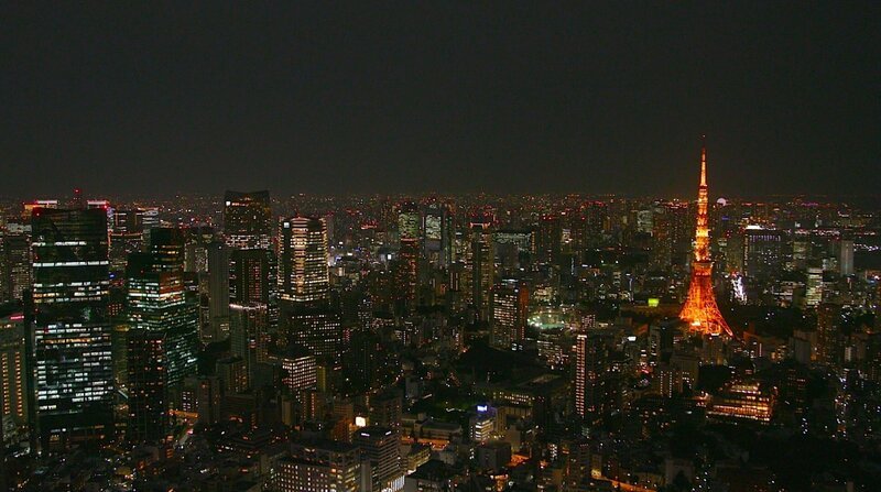 Tokio bei Nacht vom Roppongi Hills Sky Deck aus. – Bild: ZDF/​SR/​Stephan Düfel