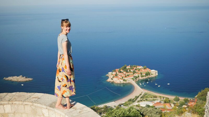 Nina Heins vor Sveti Stefan, einer berühmten kleinen Adria-Insel. – Bild: HR/​Jonas Weinhold