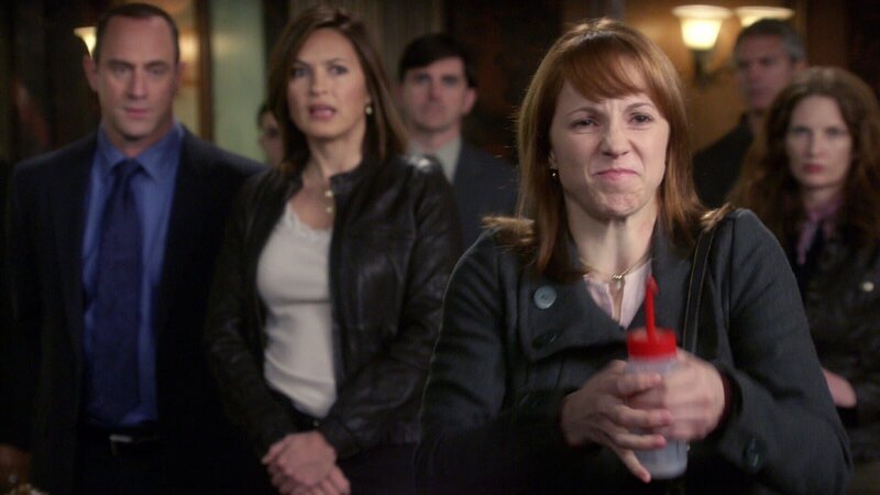 Detective Elliot Stabler (Christopher Meloni) und Detective Olivia Benson (Mariska Hargitay, M.) können nicht verhindern, dass Vergewaltigungsopfer Rebecca Ellison (Mattie Hawkinson, r.) aus Rachsucht im Gerichtssaal zu einem Säure-Anschlag ausholt. – Bild: TVNOW