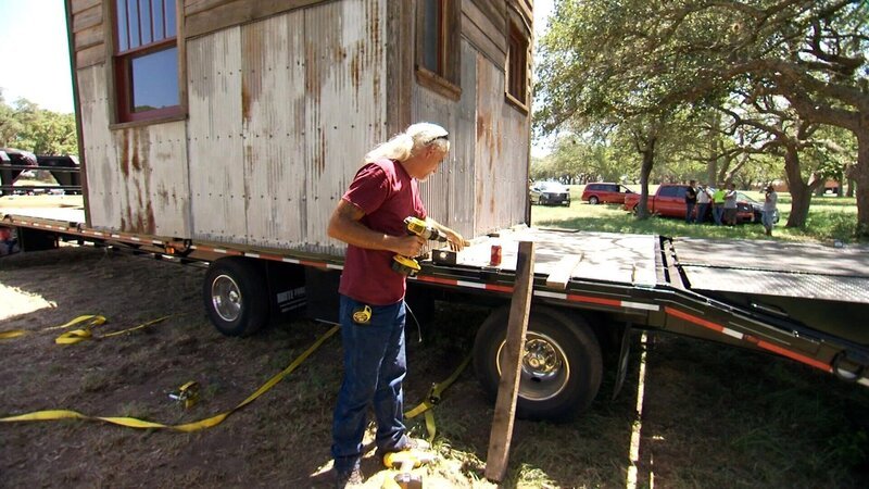 Roy zieht alle Befestigungsregister. Dennoch bleibt der Transport des Mini-Ferienhauses eine wackelige Angelegenheit. – Bild: 2021 A&E Networks, LLC Lizenzbild frei