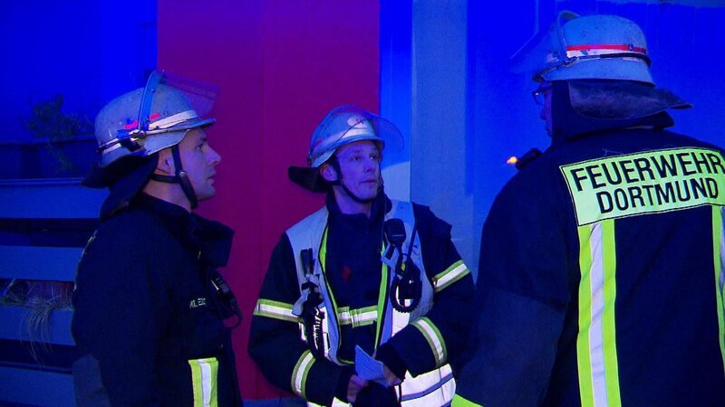 Feuerwehrleute an der Unfallstelle in Dortmund. – Bild: Warner Bros. Discovery