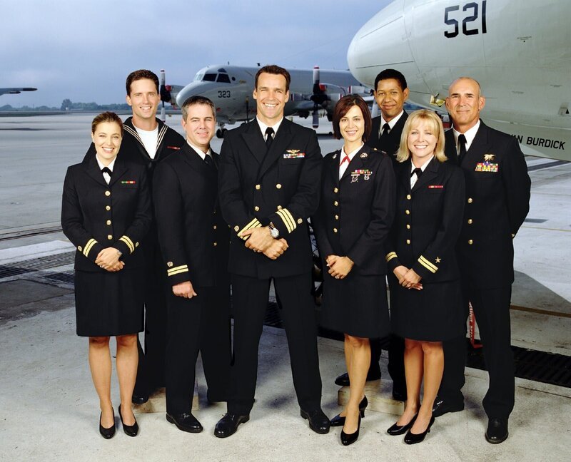 V.l.: Lt. Loren Singer (Nanci Chambers), Jason Tiner (Chuck Carrington), Bud Roberts, Jr. (Patrick Labyorteaux), Harmon Rabb, Jr. (David James Elliott), Sarah MacKenzie (Catherine Bell), Sturgis Turner (Scott Lawrence), Lt. Harriet Sims (Karri Turner), A.J. Chegwidden (John M. Jackson) – Bild: TVNOW /​ 2018 CBS Studios Inc.
