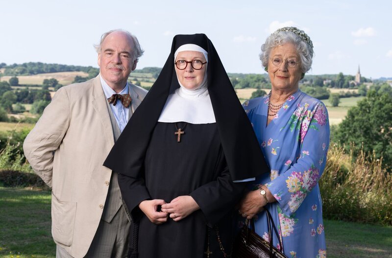 Charles Usher (Timothy West) (l), Sister Boniface (Lorna Watson) (m), Miss Thimble (Sarah Crowden) (r) – Bild: WDR/​BBC Studios