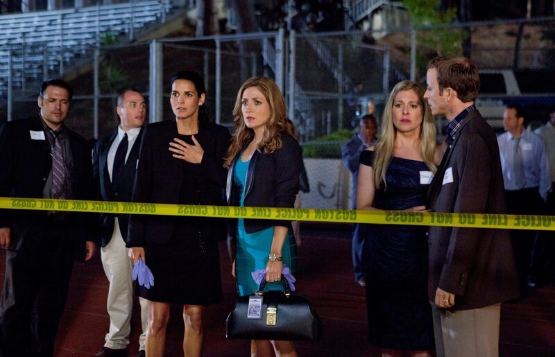 L-R: Angie Harmon als Jane Rizzoli und Sasha Alexander als Dr. Maura Isles – Bild: Turner /​ TM & (C)TURNER ENTERTAINMENT NETWORKS, INC. A TIME WARNER COMPANY. ALL RIGHTS RESERVED.