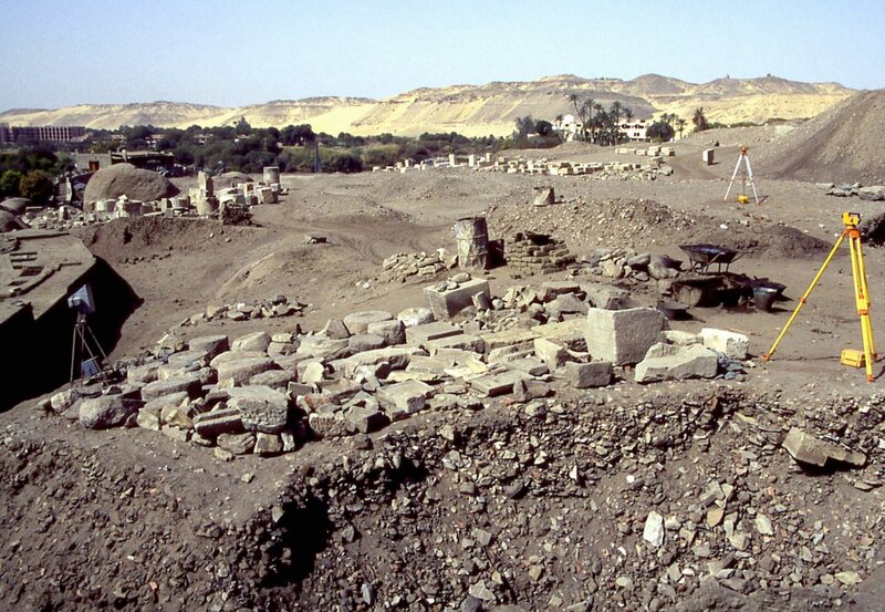 Elefantine in Oberägypten war die Kultstätte des widderköpfigen „Chnum“, des Gottes der Fruchtbarkeit. Doch die Grabungen fördern auch viel Profaneres zu Tage: Knochenreste von riesigen Nilbarschen und Flusspferden, Reste von Mahlzeiten der Alten Ägypter. – Bild: NDR/​NDR/​Michael Sutor