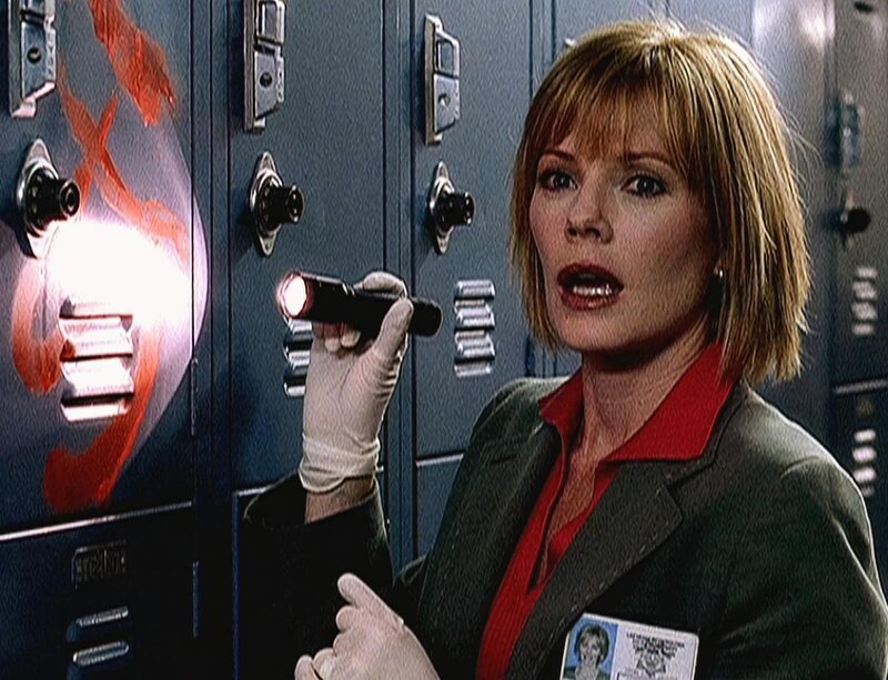 Der Kapitän der Highschool-Football-Mannschaft wird tot aufgefunden. Kurz zuvor hatte der 18-jährige den Spind eines Mitschülers mit Farbe besprüht. Dort findet Catherine (Marg Helgenberger) die Fingerabdrücke eines Mitschülers! – Bild: VOX Der Kapitän der Highschool-Football-Mannschaft wird tot aufgefunden. Kurz zuvor hatte der 18-jährige den Spind eines Mitschülers mit Farbe besprüht. Dort findet Catherine (Marg Helgenberger) die Fingerabdrücke eines Mitschülers! – Bild: VOX