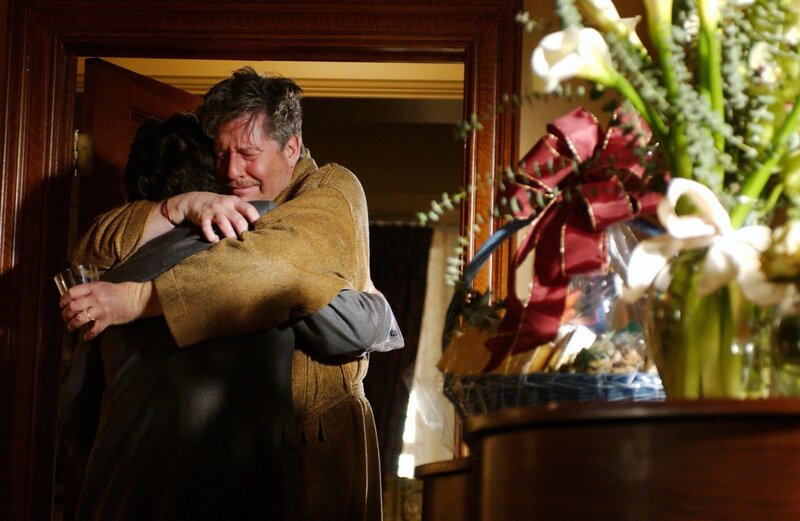 Richards (Edward Herrmann) Mutter verstirbt unerwartet. Als Emily bei der Organisation der Beerdigung auf einen Brief von Trixie an Richard stößt, hört sie abrupt mit der Planung auf und alles bleibt an Lorelai hängen … – Bild: 2003 Warner Bros. Lizenzbild frei