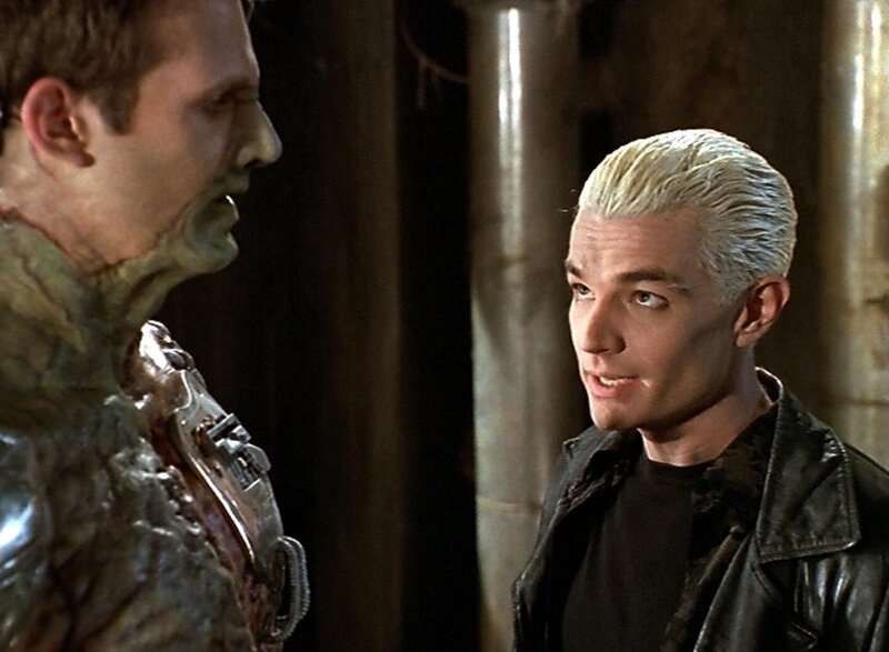 Spike (James Marsters), Adam (George Hertzberg) – Bild: 1999–2000 Twentieth Century Fox Film Corporation. All rights reserved. Lizenzbild frei