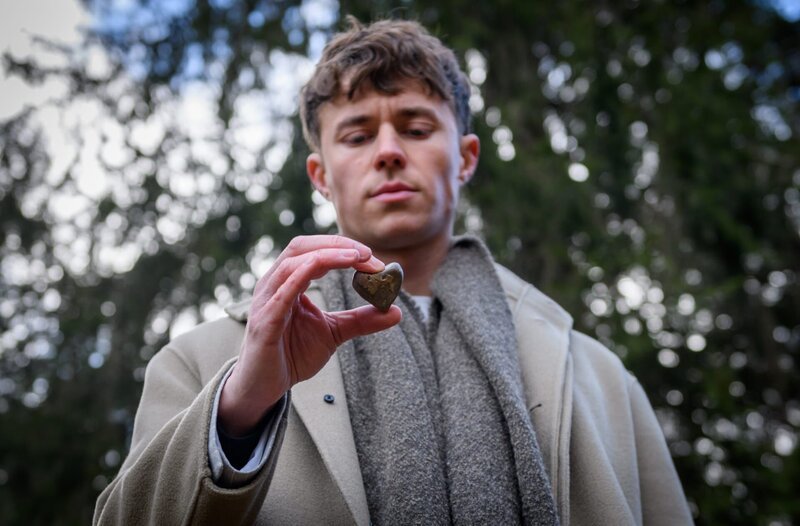 Philipp (Robin Schick) holt wehmütig den Stein in Herzform zurück, den er Ana mal geschenkt hat. – Bild: ARD/​WDR/​Christof Arnold