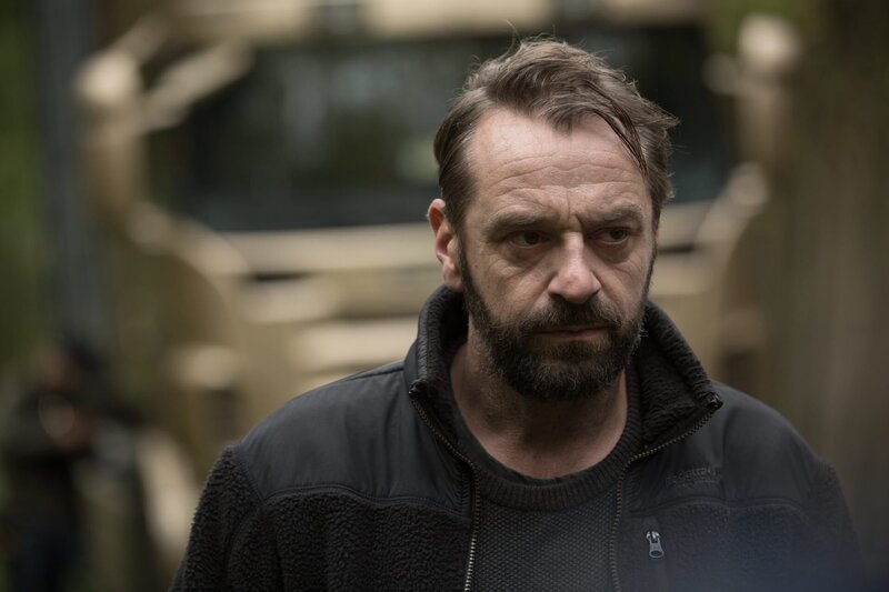 Undercover-Ermittler Bob Lemmens (Tom Waes) soll für Drogenboss Ferry Bouman 1000 Liter einer für die Produktion von Ecstasy-Pillen nötige Chemikalie aus Polen nach Belgien holen. – Bild: ZDF und Jo Voets