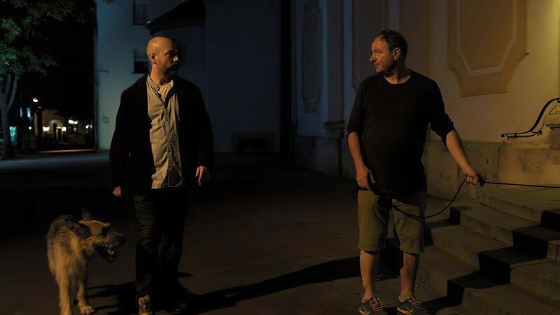 Von links: Reiser (Stephan Zinner) begegnet Hundebesitzer Hubert Steigl (Rainer Maria Schießler). – Bild: maze pictures /​ BR, ORF, maze pictures GmbH