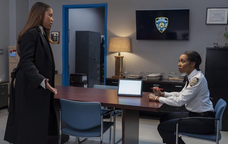 Georgia Jacks (Joellen Ogunmuyiwa, l.); Deputy Inspector Regina Haywood (Amanda Warren, r.) – Bild: CBS Broadcasting, Inc.