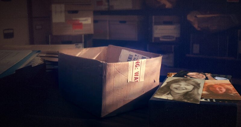 Eine Box mit verstörendem Inhalt: Bilder der Toten. – Bild: ZDF