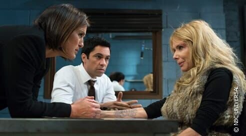 Die Detectives Olivia Benson (Mariska Hargitay, l.) und Nick Amaro (Danny Pino) vernehmen Porno-Star Alexa (Rosanna Arquette), die offensichtlich wehrlose Kinder adoptiert und sie für kinderpornografische Aufnahmen missbraucht. – Bild: TF1