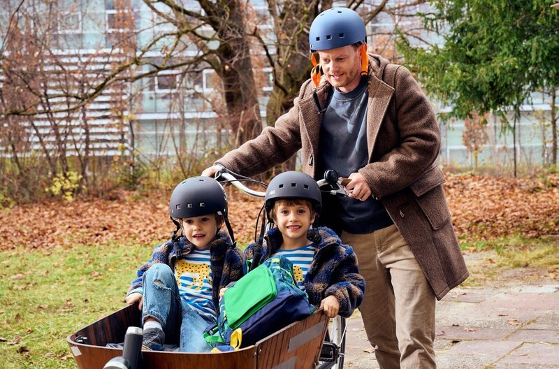 Berti (Patrick Güldenberg, re.) und seine Kinder Jano und Kito (Ari & Eliah Weinkauf) sind mal wieder spät dran. – Bild: ARD Degeto/​Bernd Schuller
