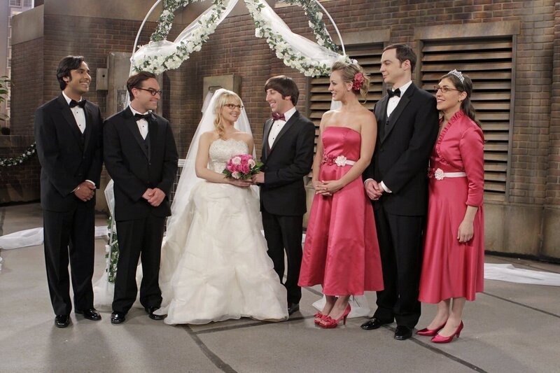 Ein ganz besonderer Tag für die Freunde: (v.l.n.r.) Raj (Kunal Nayyar), Leonard (Johnny Galecki), Bernadette (Melisa Rauch), Howard (Simon Helberg), Penny (Kaley Cuoco), Sheldon (Jim Parsons) und Amy (Mayim Bialik) … – Bild: Warner Bros. Television