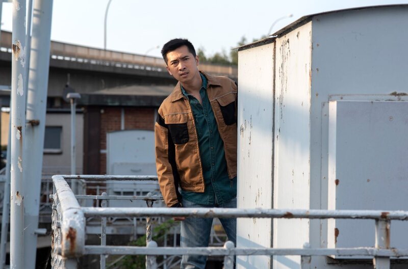Seemann Cuong Nguyen (Aaron Le) muss sich vor der Polizei verstecken. – Bild: ARD/​Thorsten Jander