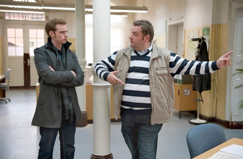 Jonas (Jan Niklas Berg, l.) nimmt Tanzstunden bei Ollie (Christoph Hagen Dittmann, r.). Er hat auf einer Online-Dating-Plattform ein Rendezvous für einen Tango-Abend vereinbart. – Bild: MDR/​Marion von der Mehden