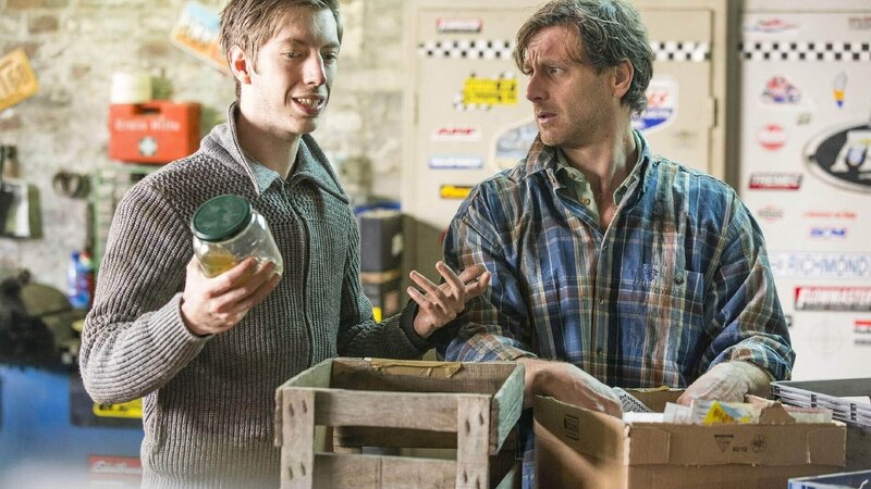 Picko (Max Mauff, l.) hat auf Anraten von Stefan Vollmer (Hendrik Duryn) hin eine Autowerkstatt aufgemacht.. – Bild: TVNOW /​ Frank Dicks