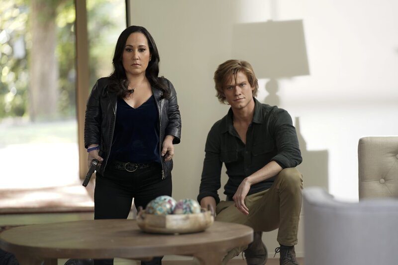 Matty Weber (Meredith Eaton, l.); MacGyver (Lucas Till, r.) – Bild: ATV2