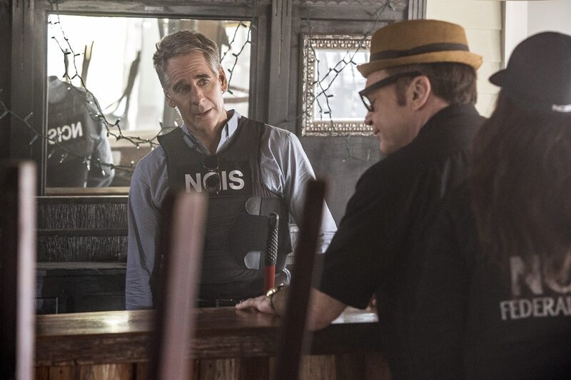 Pride (Scott Bakula, l.) trifft bei seinen aktuellen Ermittlungen auf einen alten Bekannten: Steckt etwa Elvis (Tom Arnold, r.) hinter dem massiven Datenklau und den Morden? – Bild: ATV2