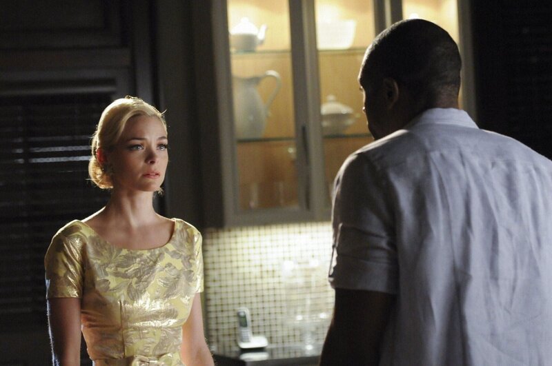 Die Hitze und die Schwiegereltern – alles halb so schlimm für Lemon (Jaime King, l.), aber das unerwartete Zusammentreffen mit Lavon (Cress Williams, r.) ist zu viel für sie … – Bild: Warner Bros. Lizenzbild frei
