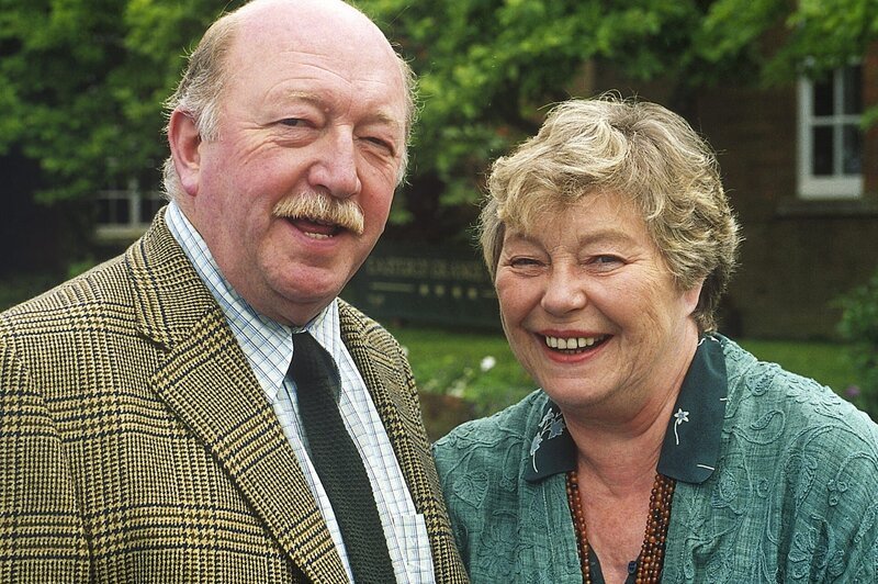 Woody (Robert Lang) und Evelyn Pope (Rosemary Leach), die Besitzer des traditionellen Puppentheaters und Freunde von Joyce Barnaby, sind die einzigen, die sich um den vermissten Gregory wirklich Sorgen machen. – Bild: ZDF/​All3Media