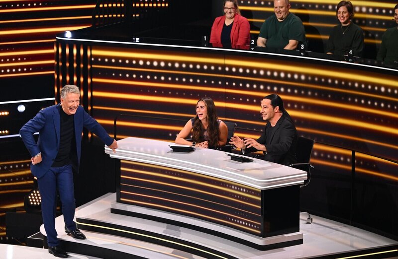 (v.l.n.r.) Jörg Pilawa; Sarah Engels; Bülent Ceylan – Bild: SAT.1 /​ Willi Weber Eigenproduktionsbild frei