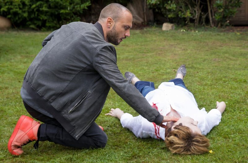 Die Köpenicker Apothekerin Stephanie Lindner wird auf ihrem Wassergrundstück aus nächster Nähe erschossen. Gerichtsmediziner Dr. Jan Conrad (Juri Pavel) kann nur noch den Tod seiner besten Freundin feststellen. – Bild: ARD/​Daniela Incoronato