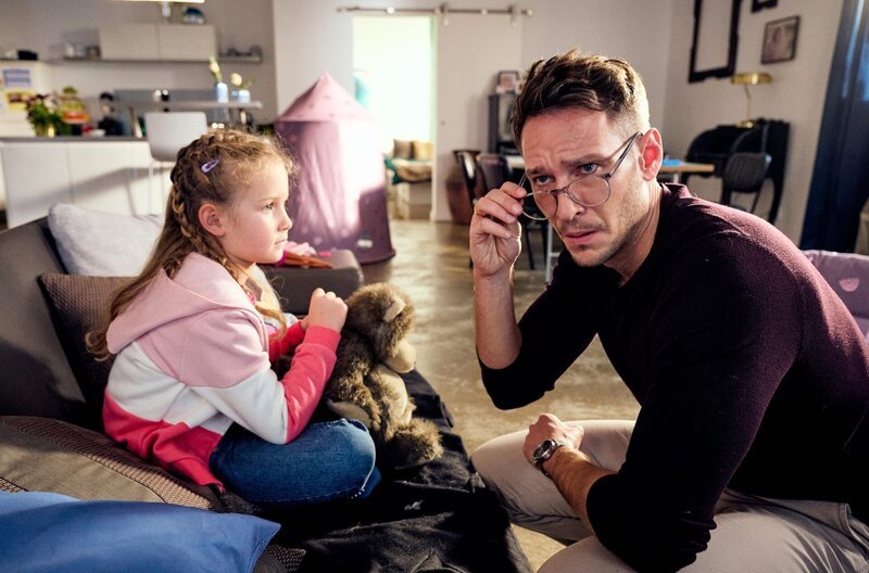 Alexander (Vladimir Burlakov, re.) redet seiner Tochter Sophie-Marlen (Lilou Copeland) wegen der Aufführung gut zu. – Bild: ARD Degeto/​Bernd Schuller