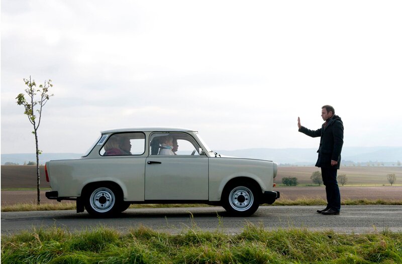 Bis hierher und nicht weiter. Heldenhaft stoppt Paul Kleinert (Felix Eitner, r.) den Trabi mit (v.l.n.r.) Klara (Wolke Hegenbarth), Erich Steurer (Wolfgang Winkler), Petra Pasulke (Nadja Engel) und Dieter Pasulke (Henning Peker). – Bild: MDR/​ARD/​Marion von der Mehden