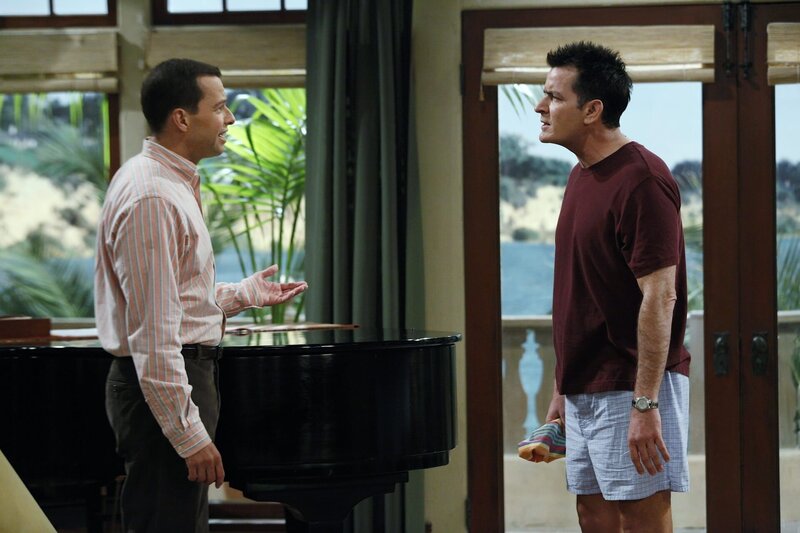 Charlie (Charlie Sheen r.) und Alan (Jon Cryer, l.). – Bild: WARNER BROS. ENTERTAINMENT INC.