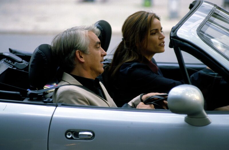 Das Auto von Felix (Christoph M. Ohrt, l.) ist in der Werkstatt. Also lässt er sich als Beifahrer von seiner neuen Kanzleipartnerin Sandra (Rebecca Immanuel, r.) mitnehmen und spart nicht mit spitzen Bemerkungen über ihre Fahrkünste … – Bild: SAT.1 /​ Hardy Spitz Eigenproduktionsbild frei