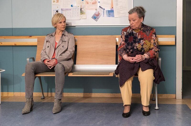 Marlies Böhmer (Ursula Werner, re.) merkt nun, dass sie mit ihrer Entscheidung, sich von ihrem Sohn loszusagen, nicht leben kann. Kathrin Globisch (Andrea Kathrin Loewig, li.) weist Marlies darauf hin, was das für Marlies und ihre Enkelin bedeutet. Dieser schmerzhaften Tatsache ist Marlies sich bewusst. – Bild: MDR/​Saxonia Media/​Rudolf Wernicke
